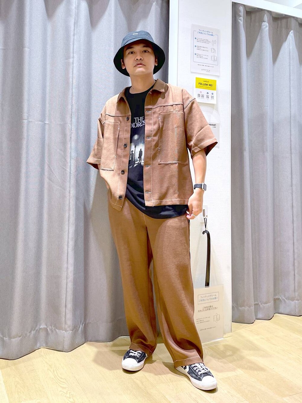 ブラウン系のシャツ/ブラウス、ブラウン系のその他パンツ、ブラック系のTシャツ/カットソーを着用したメンズの夏コーディネートの1枚目の写真