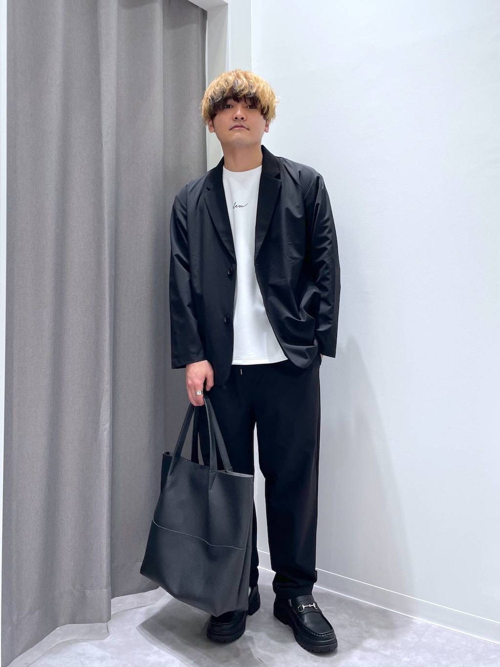 「ゆったり、ワントーン、LAKOLE、きれいめ、きれいめカジュアル」｜「LAKOLEのライトダンボールロゴ長袖T / 143056（Tシャツ/カットソー、ホワイト系）」を使った、むーやんさん（メンズ・169cm）の春コーディネートの1枚目の写真