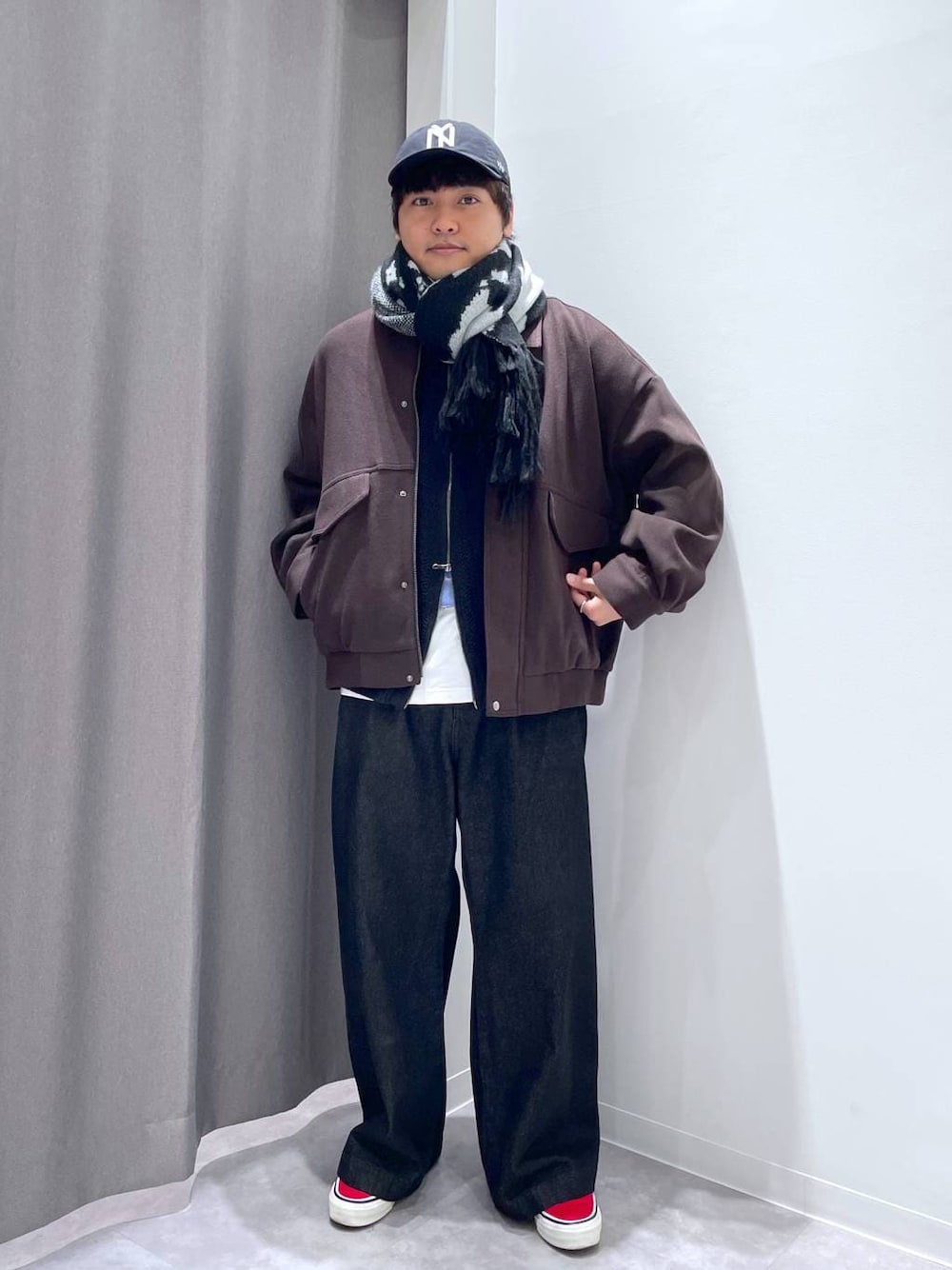 ブラウン系のブルゾン、ブラック系のデニムパンツ、ブラック系のニット/セーターを着用したメンズの秋コーディネートの1枚目の写真