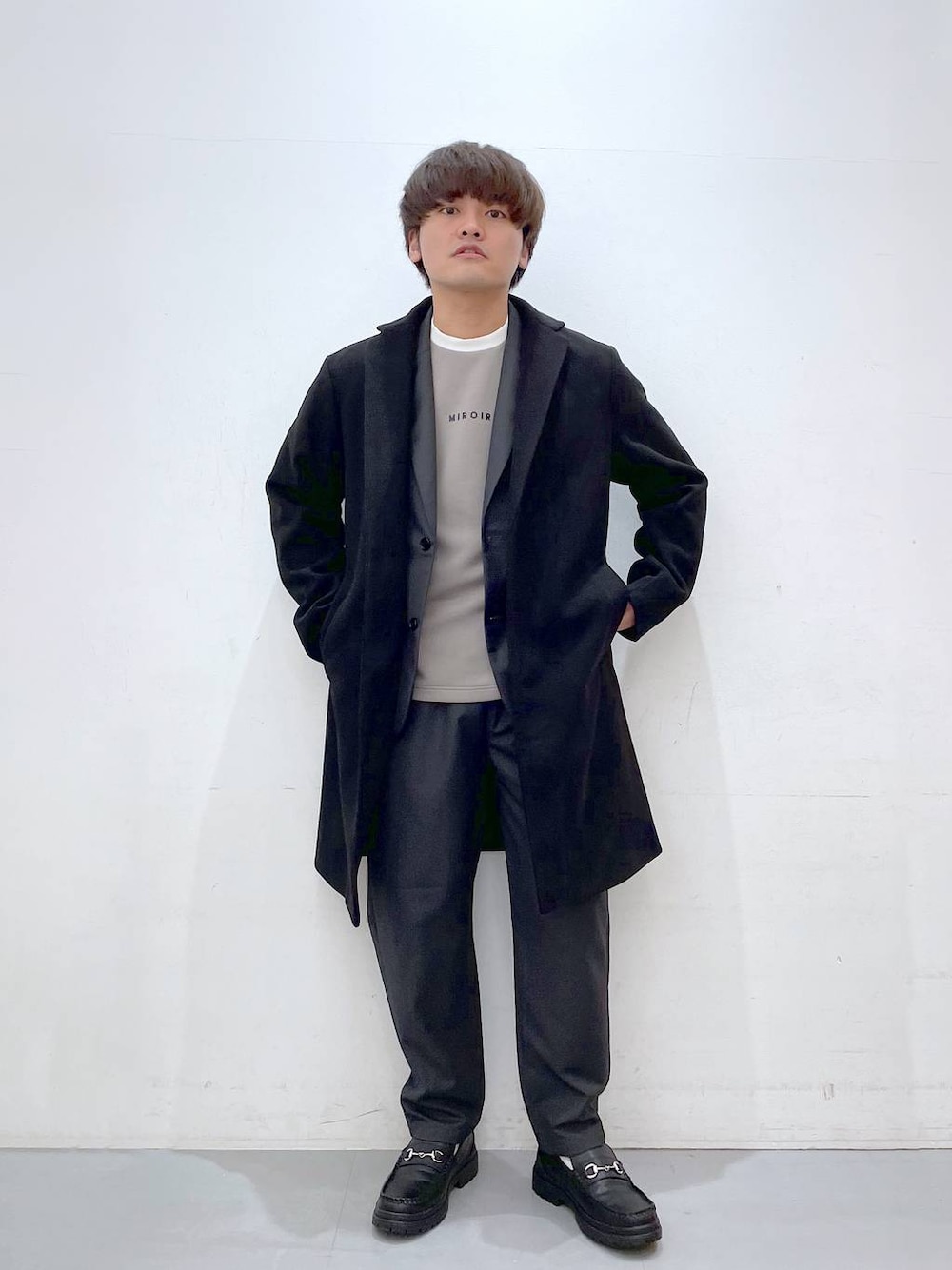 「ゆったり、ワントーン、カジュアル、コート、アウター、セットアップ、ロンT、きれいめ、LAKOLE、冬コーデ、春コーデ」｜「LAKOLEのタンクソールビットローファー / 182121（ローファー、ブラック系）」を使った、むーやんさん（メンズ・169cm）の冬コーディネートの1枚目の写真