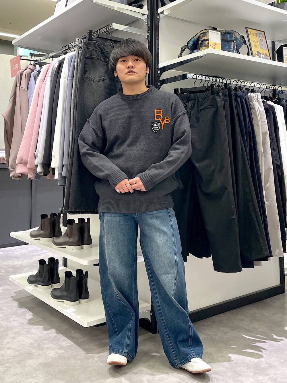 ブルー系のデニムパンツ、グレー系のニット/セーターを着用したメンズの冬コーディネートの1枚目の写真