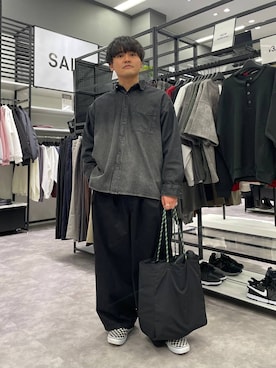 「LAKOLE（ラコレ）のバルーンチノパンツ / 638217（チノパンツ、ブラック系）」を使った、むーやんさん（メンズ・169cm）の春コーディネート