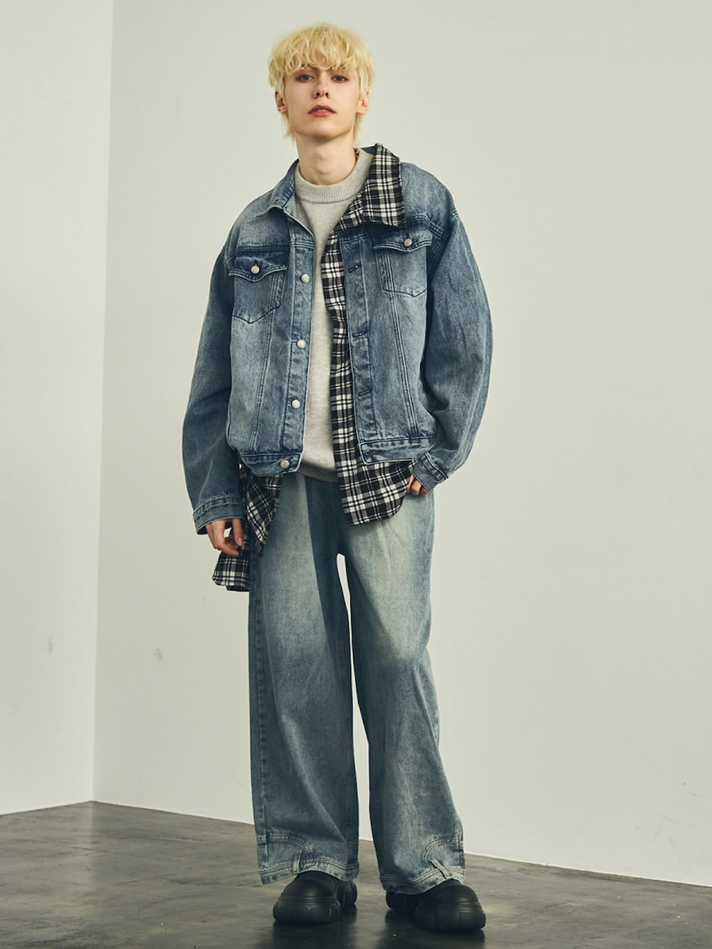 「デニム、デニムジャケット、デニムパンツ、デニムオンデニム、セーター、チェック、ゆるコーデ、トレンド、チェック柄、レイヤードスタイル、秋冬コーデ、テーマパークコーデ、お洒落さんとつながりたい、古着MIX、古着コーデ」｜「Shoowtimeのチェックデザインオーバーサイズリラックスフィットデニムジャケット（デニムジャケット、ブルー系）」を使った、Model Galleryさん（骨格ストレート・メンズ・180cm）の秋コーディネートの1枚目の写真