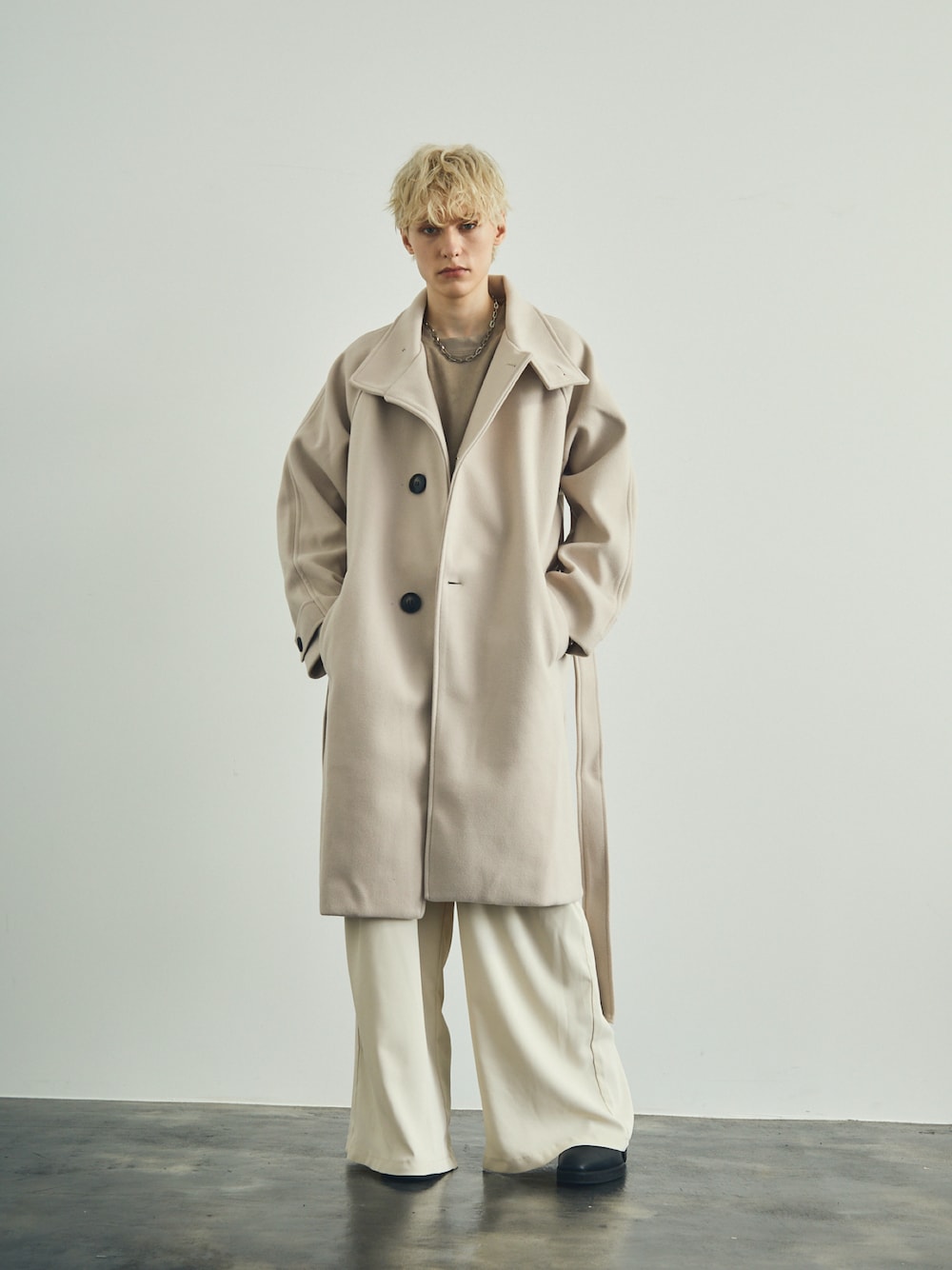 「コート、ロングコート、冬コーデ、冬アウター、ワントーンコーデ、スラックス、デートコーデ、雪、ootd、プチプラコーデ、テーマパークコーデ、アツいコーデ全部見せ、ファッションの力を信じよう」｜「Shoowtimeのメルトンハイネックルーズチェスターコート（チェスターコート、ベージュ系）」を使った、Model Galleryさん（骨格ストレート・メンズ・180cm）の秋コーディネートの1枚目の写真