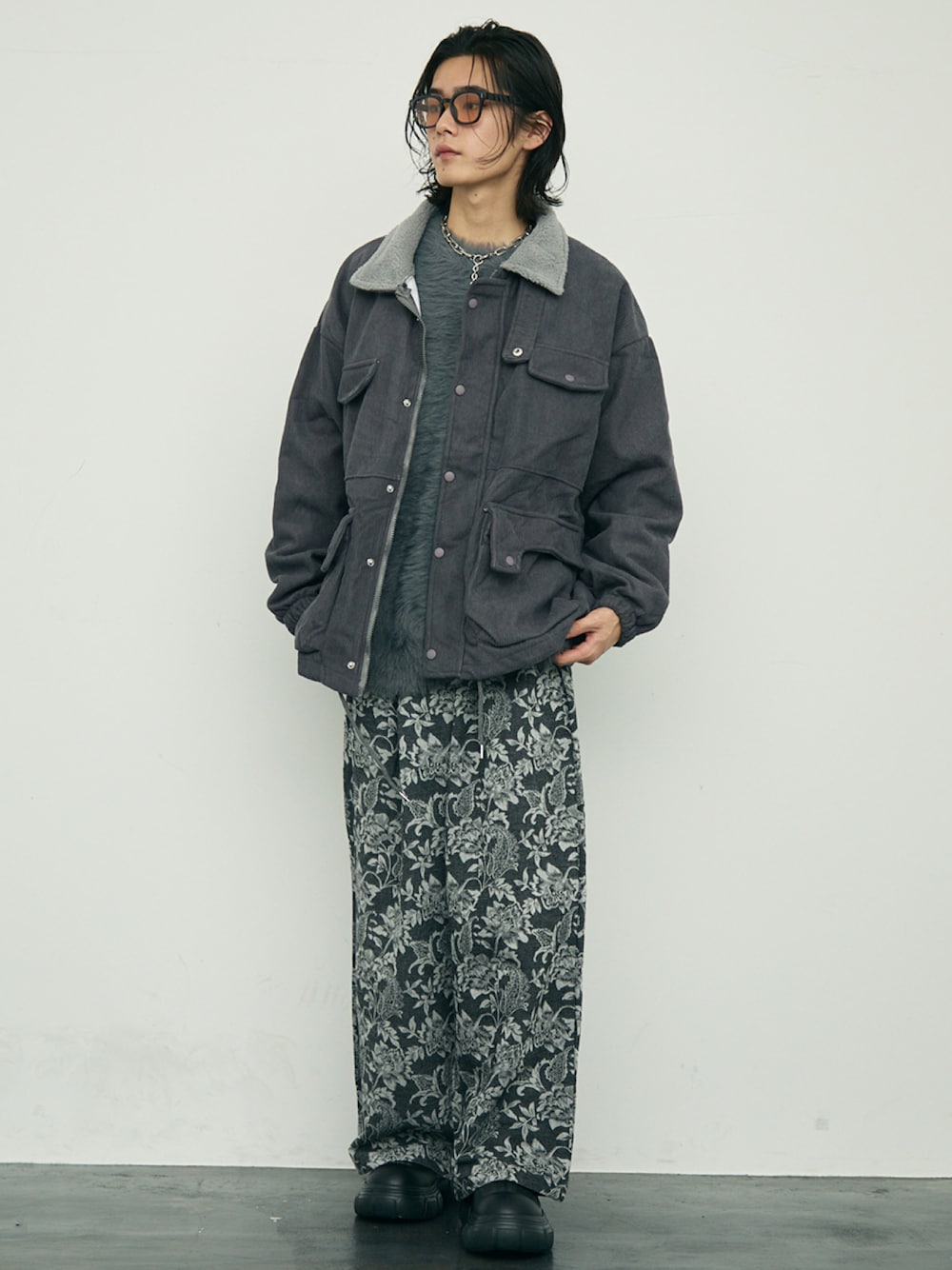 「花柄、スラックス、コーデュロイ、ワークジャケット、ワークスタイル、モヘアニット、セーター、ワントーンコーデ、ボアブルゾン、淡色コーデ、メガネ男子、モノトーンコーデ、冬アウター、プチプラコーデ、最近のいい感じコーデ」｜「Shoowtimeのboa collar corduroy blouson military jacket / ボア襟付きコーデュロイブルゾンミリタリージャケット（ブルゾン、グレー系）」を使った、Model Galleryさん（骨格ストレート・メンズ・176cm）の秋コーディネートの1枚目の写真