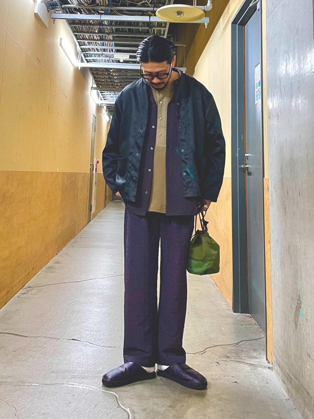 「いまどきジャケット写真、春、春コーデ、春服みてみて、休日スタイル、メガネ男子、セットアップ、レイヤードスタイル、カジュアルコーデ、オトナカジュアル、大人カジュアル、シンプルコーデ、ゆるコーデ、パープル、ootd」｜「GLOSTERの【GLOSTER/グロスター】フェイクレザーノーカラージャケット（ブルゾン、ブラック系）」を使った、MURAYAMAさん（メンズ・172cm）の春コーディネートの1枚目の写真
