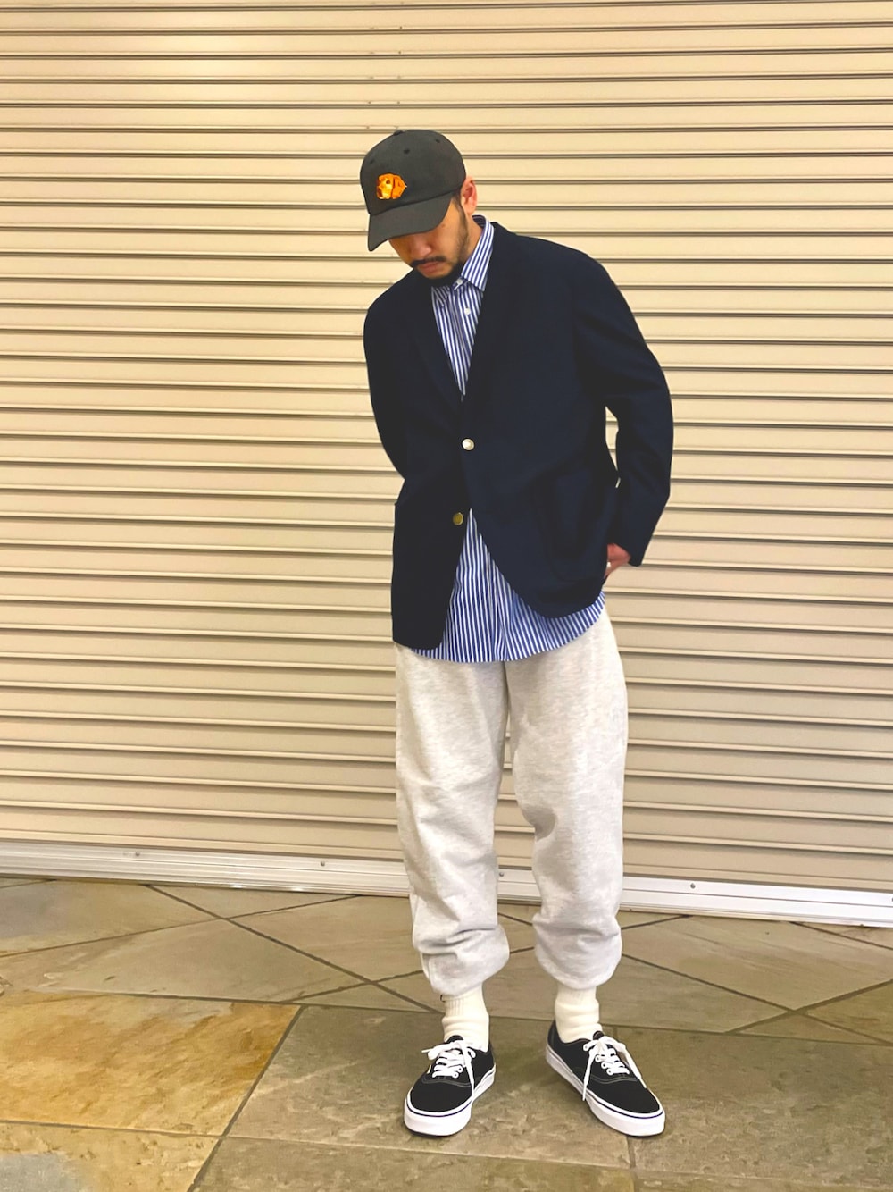 「いまどきジャケット写真、ジャケット、スウェット、スエットパンツ、紺ブレ、紺ブレザー、キャップ、春服みてみて、お洒落さんとつながりたい、オトナカジュアル、大人カジュアル、春コーデ、スニーカー、ラフ、シャツスタイル」｜「GLOSTERの【GLOSTER/グロスター】ヘビーウェイト スウェットパンツ リブ バックポケット付き（その他パンツ、グレー系）」を使った、MURAYAMAさん（メンズ・172cm）の春コーディネートの1枚目の写真