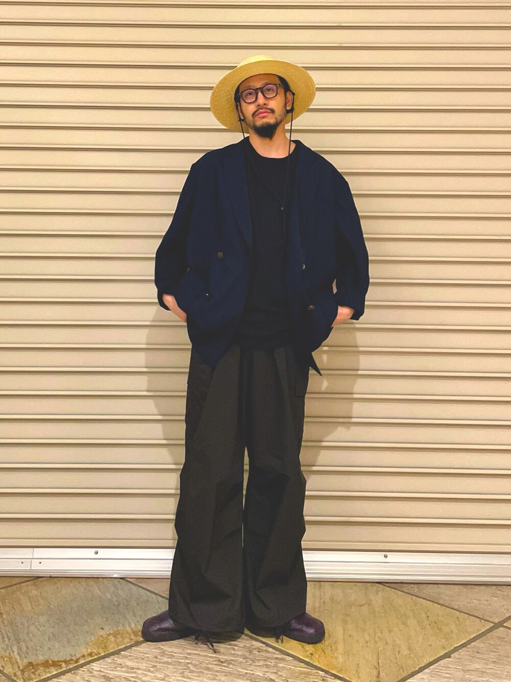 「いまどきジャケット写真、きれいめカジュアル、ジャケット、紺ブレ、大人カジュアル、ハット、ブラック、休日スタイル、今日のコーデ、ootd、春コーデ、ゆるコーデ、カーゴパンツ、メガネ男子、オーバーサイズ」｜「GLOSTERの【GLOSTER/グロスター】ベトナム刺繍Tシャツ スーベニア ベトジャン ミリタリー ポケT（Tシャツ/カットソー、ブラック系）」を使った、MURAYAMAさん（メンズ・172cm）の春コーディネートの1枚目の写真