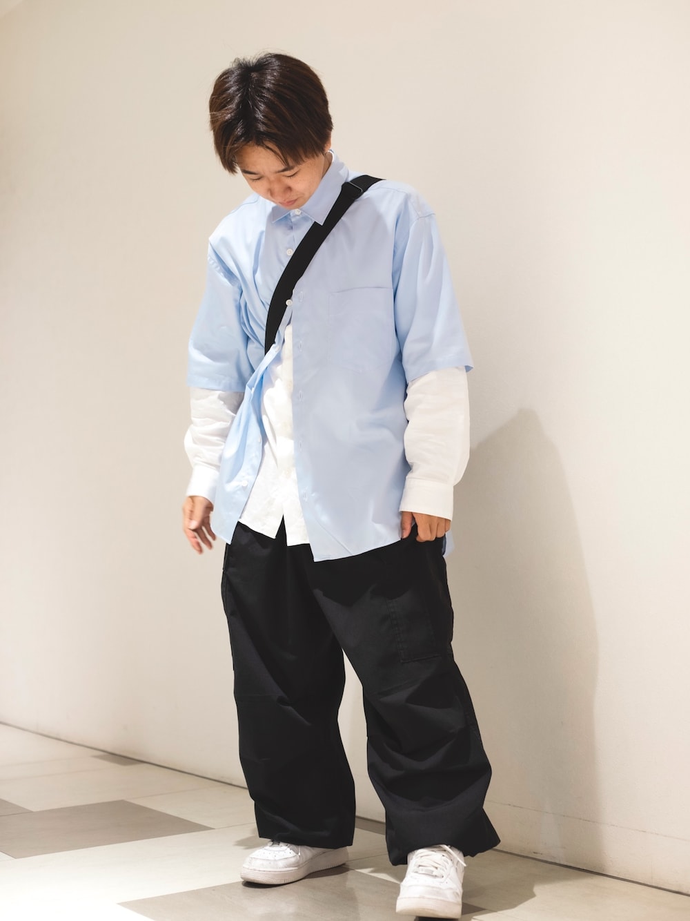 「シャツスタイル、カーゴパンツ、BRICK&SONS、ブリックアンドサンズ、シャツオンシャツ、半袖シャツ、シャツ、青、ブルーコーデ、ブルー x ホワイト、休日スタイル、大学生、夏コーデ、ootd、低身長」｜「BRICK & SONSのリラックスバックプリーツシャツ半袖＜サックス＞（シャツ/ブラウス、ブルー系）」を使った、BRICK&SONS 天王寺ミオさん（メンズ・155cm）の夏コーディネートの1枚目の写真
