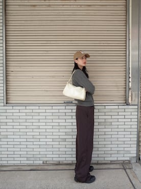 「ZARA（ザラ）のアイテム（パンツ、ブラウン系）」を使った、青野楓さん（レディース・170cm）の春コーディネート