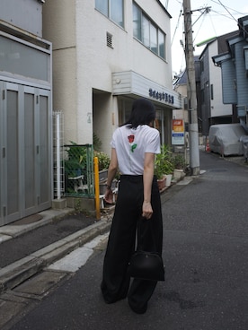 「BALENCIAGA（バレンシアガ）のアイテム（Tシャツ/カットソー、ホワイト系）」を使った、青野楓さん（レディース・170cm）の夏コーディネート
