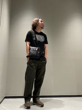 「ARMANI EXCHANGE（アルマーニエクスチェンジ）の【A|X アルマーニ エクスチェンジ】A|Xロゴ　フラットショルダーバッグ（ショルダーバッグ、ブラック系）」を使った、まるてぃさん（メンズ・172cm）の秋コーディネート