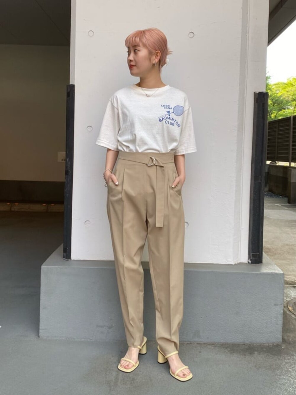 ホワイト系のTシャツ/カットソー、ベージュ系のその他パンツ、ベージュ系のサンダルを着用したレディースの春コーディネートの1枚目の写真