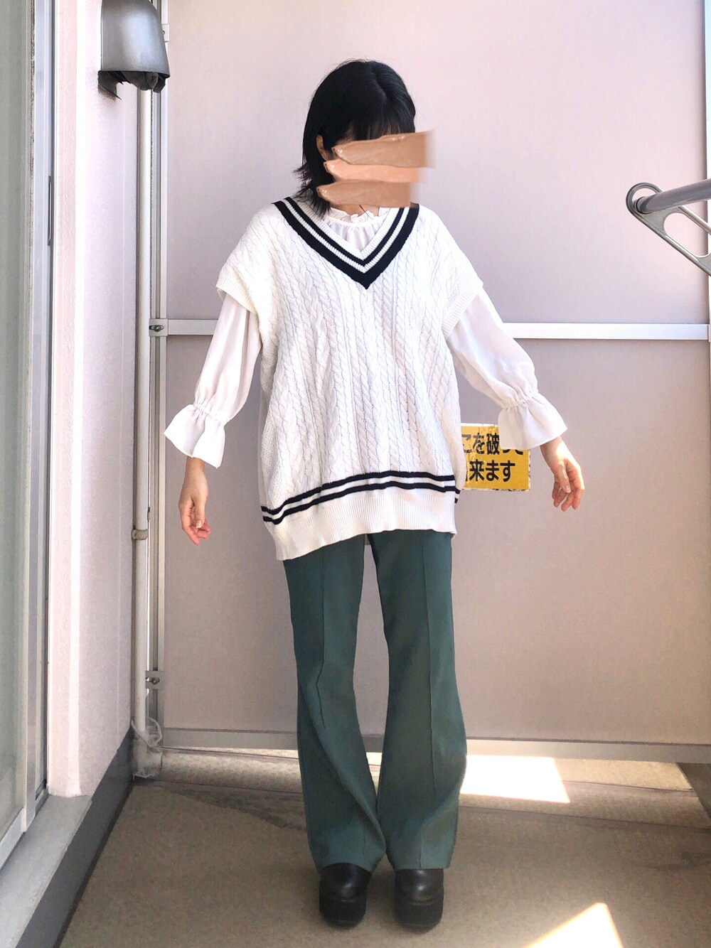 ホワイト系のベスト、ホワイト系のシャツ/ブラウス、グリーン系のその他パンツを着用したレディースの春コーディネートの1枚目の写真