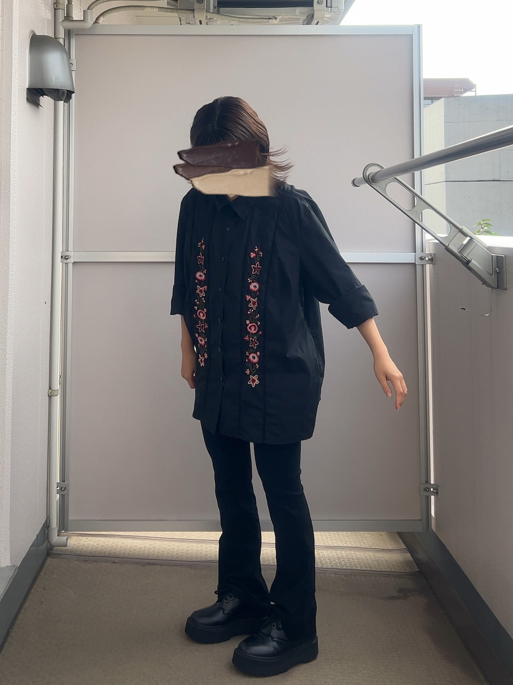 「古着、シャツ、黒スキニー、黒シャツ、フレアパンツ、GRL、ブラック、ブラックコーデ、刺繍、刺繍ブラウス、秋コーデ、カジュアル、オールブラック、おしゃれさんと繋がりたい、パンツコーデ」｜「古着のアイテム（シャツ/ブラウス、ブラック系）」を使った、38さん（レディース・153cm）の秋コーディネートの1枚目の写真