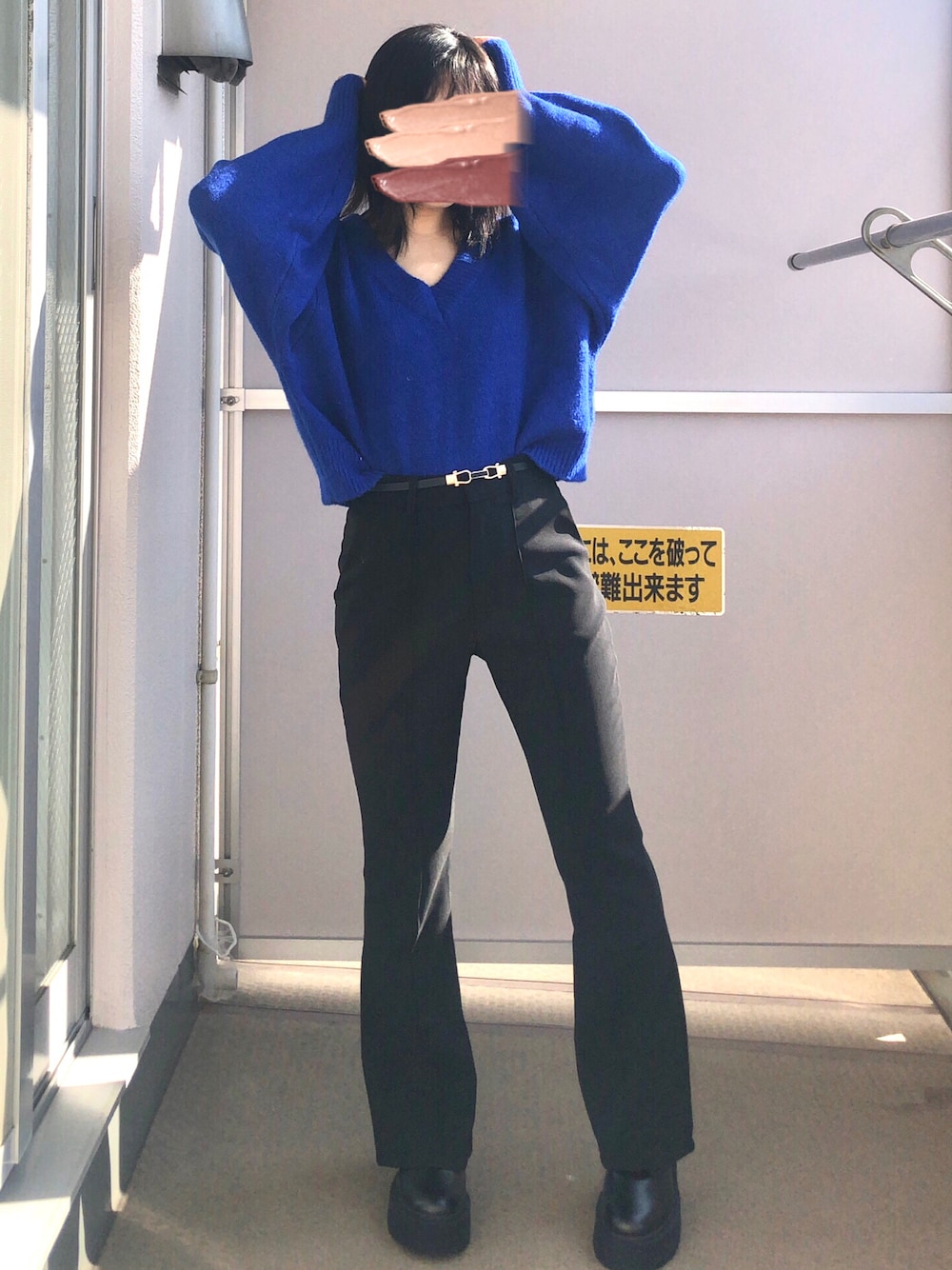 ブルー系のニット/セーター、ブラック系のその他パンツ、ブラック系のその他シューズを着用したレディースの秋コーディネートの1枚目の写真