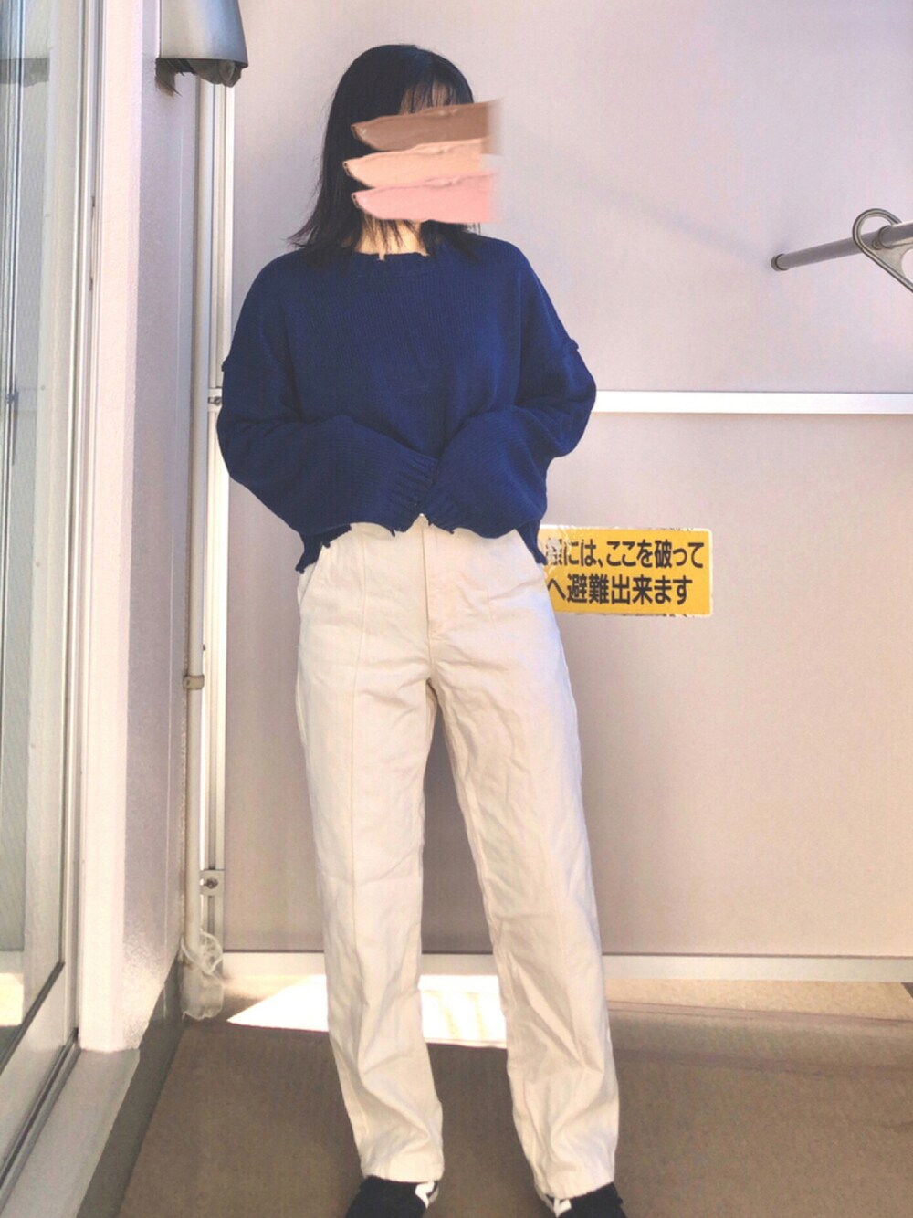ブルー系のニット/セーター、ホワイト系のデニムパンツ、ブラック系のスニーカーを着用したレディースの秋コーディネートの1枚目の写真