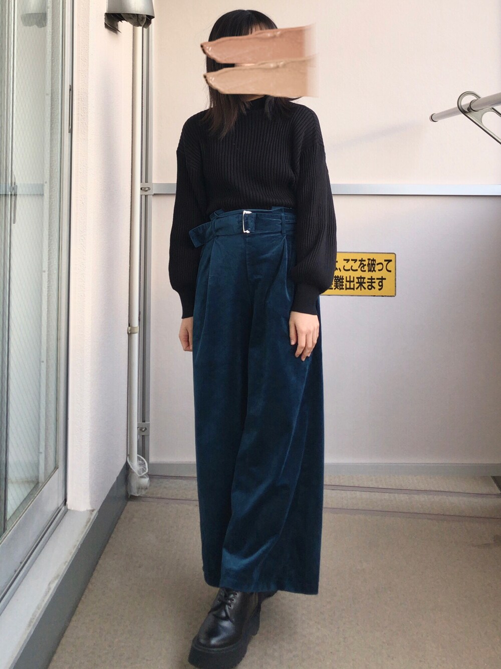 ブラック系のニット/セーター、グリーン系のパンツ、ブラック系のその他シューズを着用したレディースの冬コーディネートの1枚目の写真