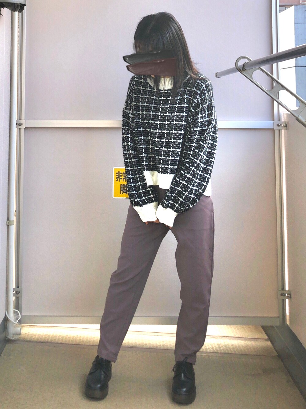 ブラック系のニット/セーター、ピンク系のその他パンツ、ブラック系のドレスシューズを着用したレディースの秋コーディネートの1枚目の写真
