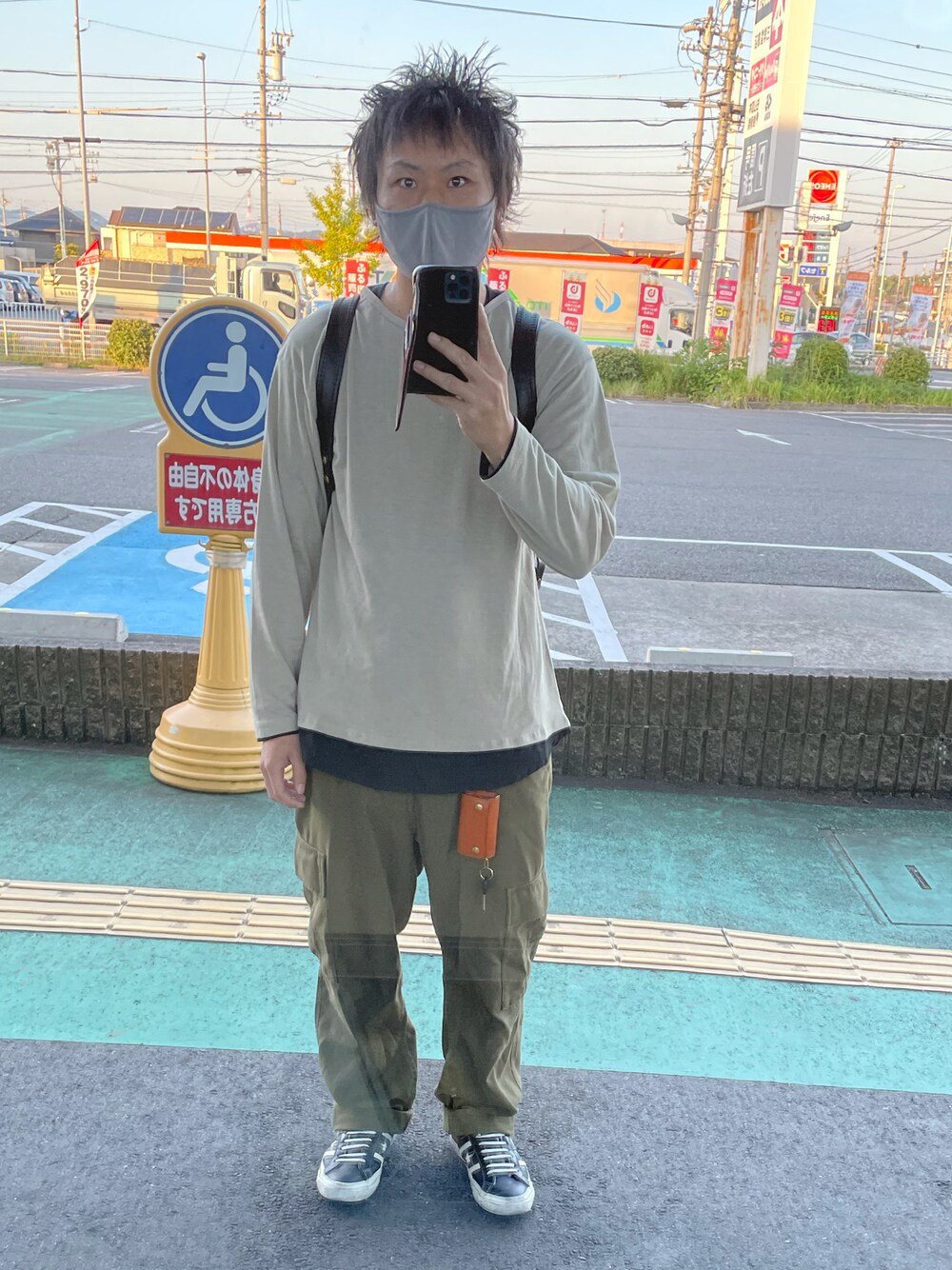 「シンプル、今日のコーデ、カーゴパンツ、カーキ、rovtski、コンバース、ロンT、グリーン」｜「rovtskiのrovtski【ビッグシルエット】20/TR天竺ﾌｪｲｸﾚｲﾔーP/O（Tシャツ/カットソー、ベージュ系）」を使った、デシ丸(レモンスター)🌐 👁‍🗨さん（メンズ・167cm）の秋コーディネートの1枚目の写真