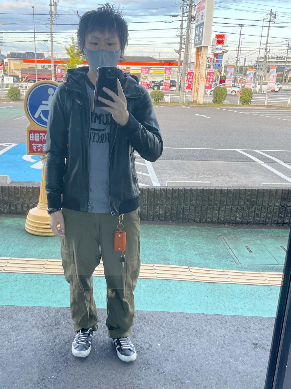 「秋服、秋のコーデ、ゆるコーデ、シンプルコーデ、ブルゾン、rovtski、UNIQLO、UT、カーゴパンツ」｜「rovtskiのrovtski PUフードジャケット/1V17042300（ライダースジャケット、ブラック系）」を使った、デシ丸(レモンスター)🌐 👁‍🗨さん（メンズ・167cm）の秋コーディネートの1枚目の写真