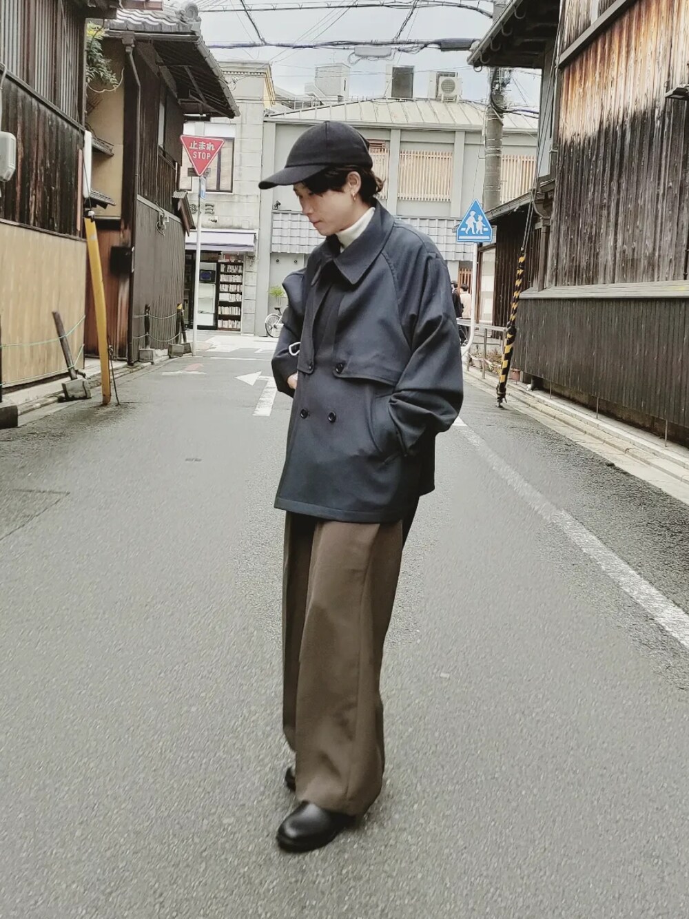 「秋冬コーデ、秋服、休日スタイル、きれいめカジュアル、カジュアル、オトナカジュアル、大人カジュアル、オーバーサイズ、おしゃれさんと繋がりたい、tk.TAKEO KIKUCHI」｜「tk.TAKEO KIKUCHIのダブルクロスショートトレンチコート（トレンチコート、ブルー系）」を使った、tkshishimotoさん（レディース・153cm）の秋コーディネートの1枚目の写真
