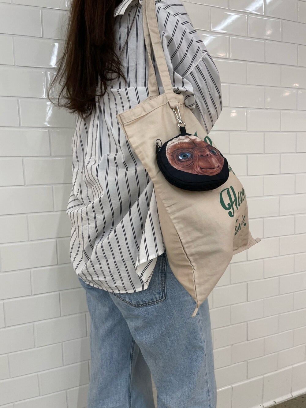 「トートバッグ、E.T.、ET、トートバッグ肩かけ、トート、トートバッグコーデ、シンプルコーデ、今日のコーデ、パンツスタイル、ブーツ、ヒールブーツ、シャツスタイル、シャツコーデ、エコバッグ、通勤コーデ」｜「JEANASISのストライプBIGシャツ/825139（シャツ/ブラウス、ホワイト系）」を使った、RiNさん（レディース・162cm）の秋コーディネートの1枚目の写真