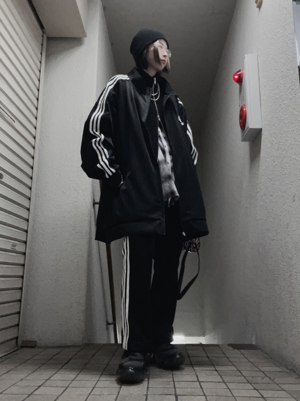 「冬コーデ、マイベストコーデ2024、ブラックコーデ、モノトーン、adidas、スポーティーモード」｜「adidasのアイテム（セットアップ、ブラック系）」を使った、mc0313さん（骨格ウェーブ・レディース・160cm）の冬コーディネートの1枚目の写真