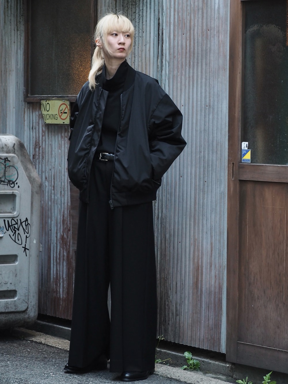 「LADMUSICIAN、秋冬コーデ、MA-1、大人女子、お出かけコーデ、高身長女子、オールブラック、ハイネック、ローファー、パンツスタイル」｜「LAD MUSICIANのLONG SLEEVE HIGH NECK BIG T-SHIRT（Tシャツ/カットソー、ブラック系）」を使った、SAAYAさん（レディース・175cm）の秋コーディネートの1枚目の写真