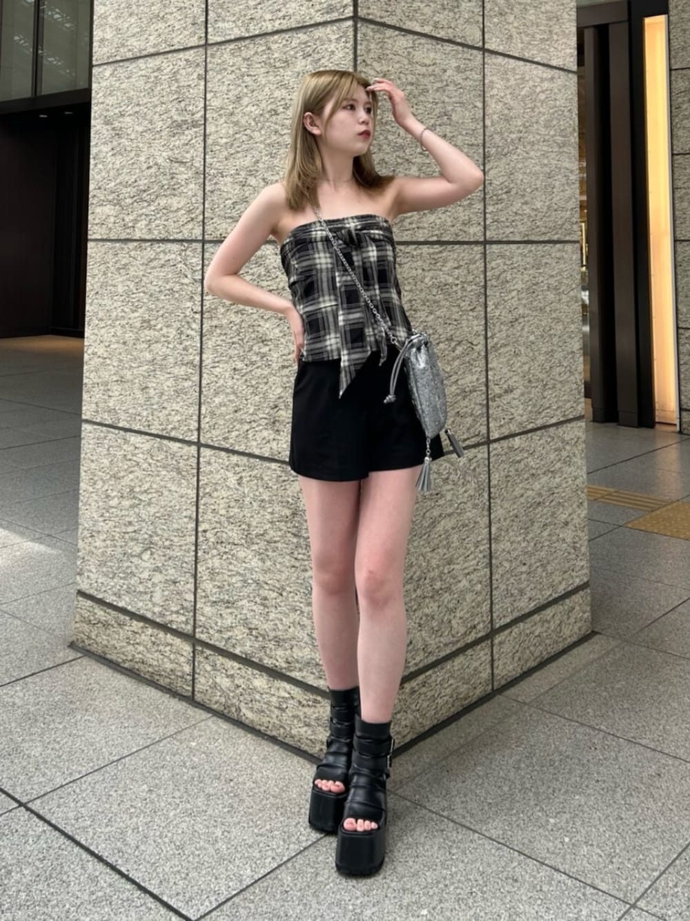 ブラック系のブーツ、ブラック系のTシャツ/カットソー、ブラック系のその他パンツを着用したレディースの夏コーディネートの1枚目の写真