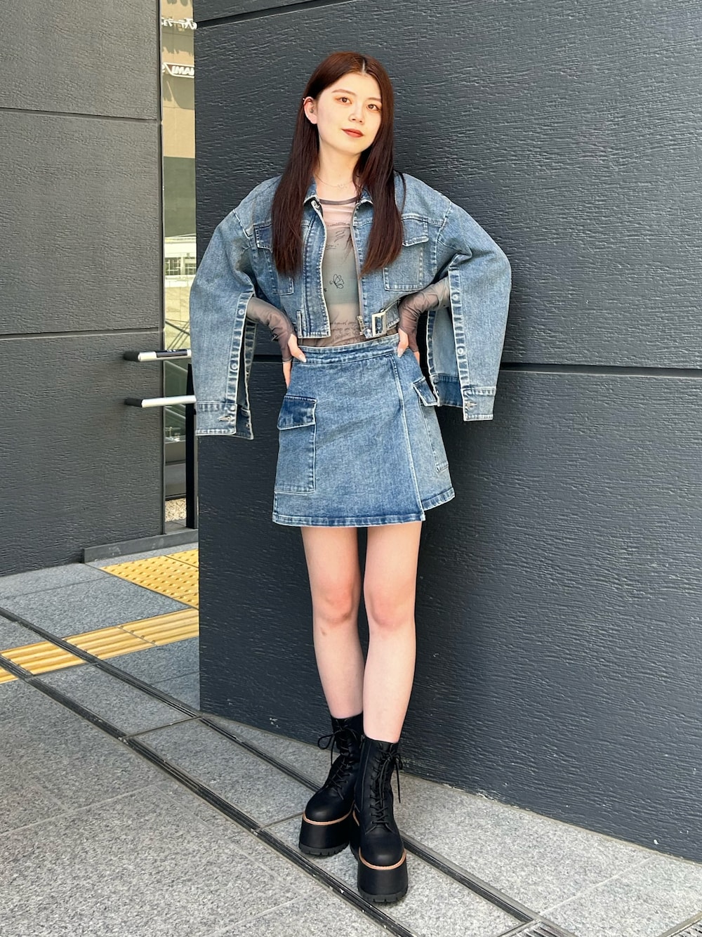 ブルー系のスカート、ブルー系のデニムジャケット、ブラック系のTシャツ/カットソーを着用したレディースの夏コーディネートの1枚目の写真