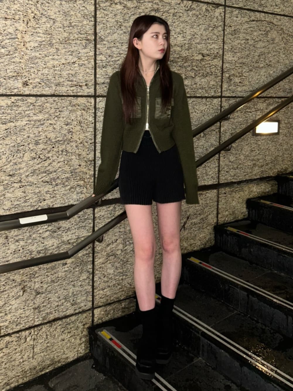 ブラック系のブーツ、グリーン系のニット/セーター、ブラック系のその他パンツを着用したレディースの冬コーディネートの1枚目の写真