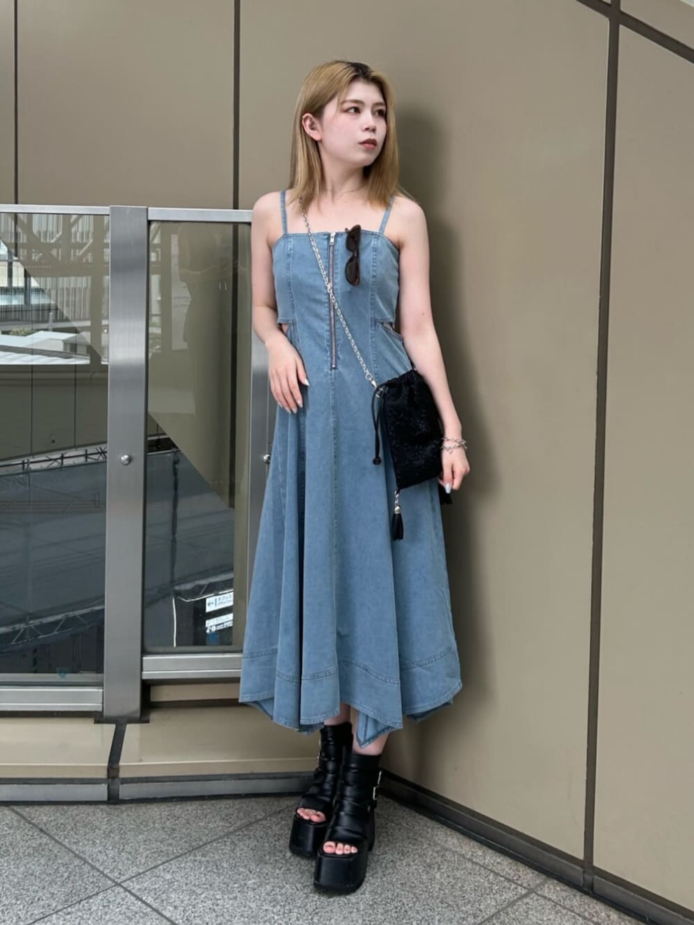 ブラック系のブーツ、ブルー系のワンピースを着用したレディースの夏コーディネートの1枚目の写真