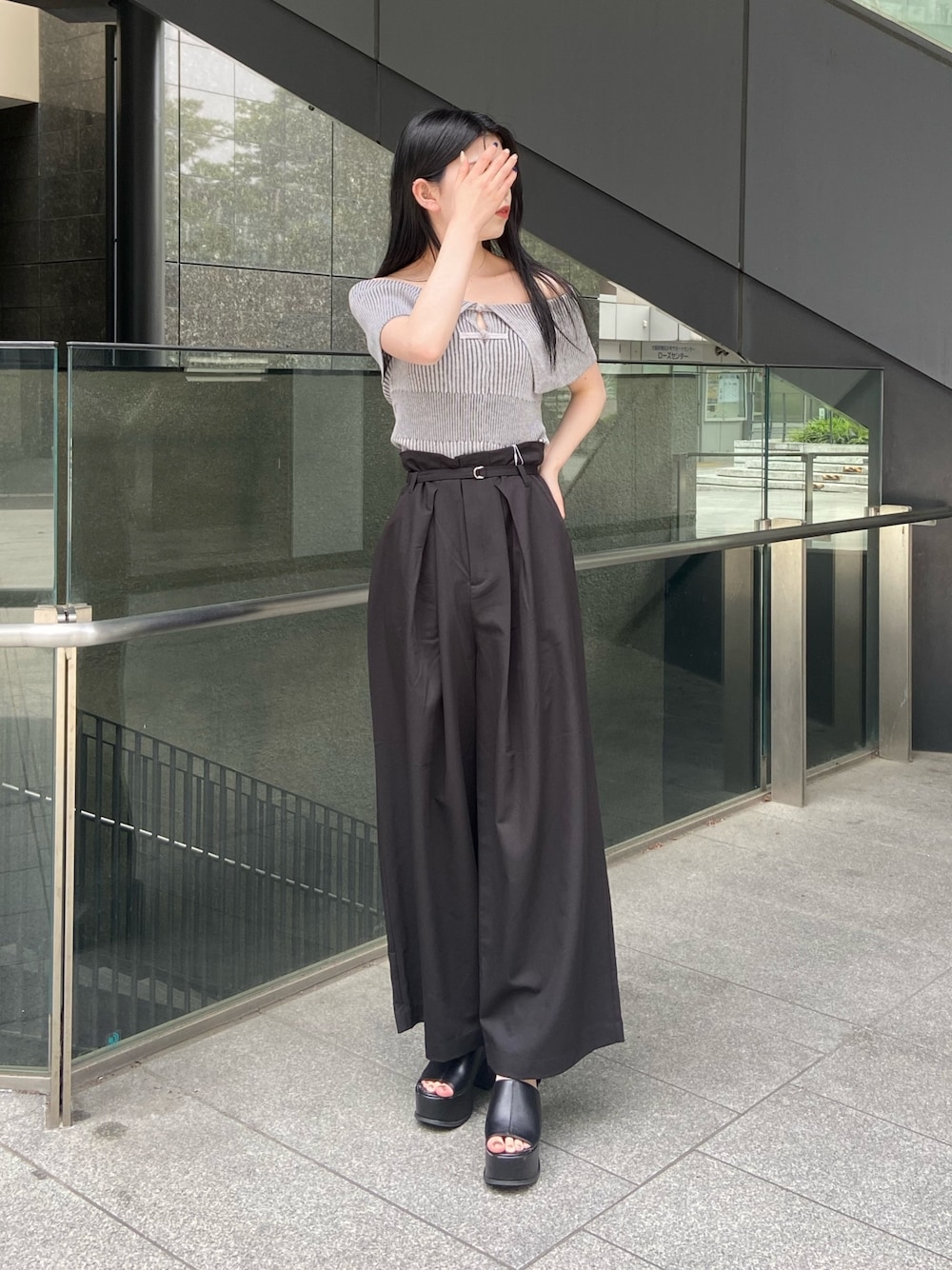 ブラック系のその他パンツ、グレー系のニット/セーターを着用したレディースの夏コーディネートの1枚目の写真