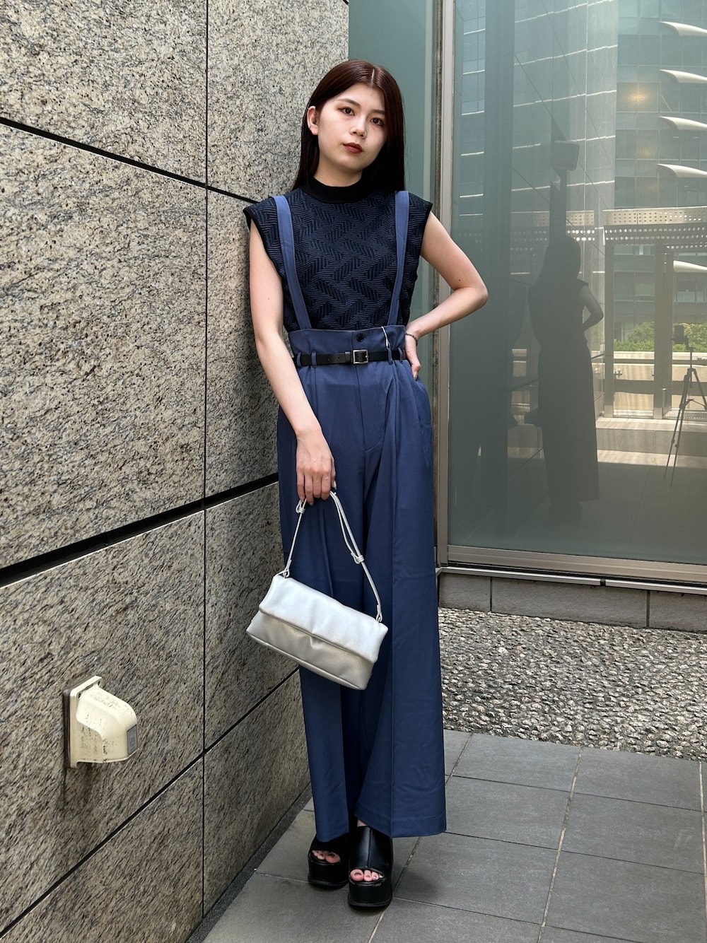 ブルー系のニット/セーター、ブルー系のその他パンツを着用したレディースの夏コーディネートの1枚目の写真