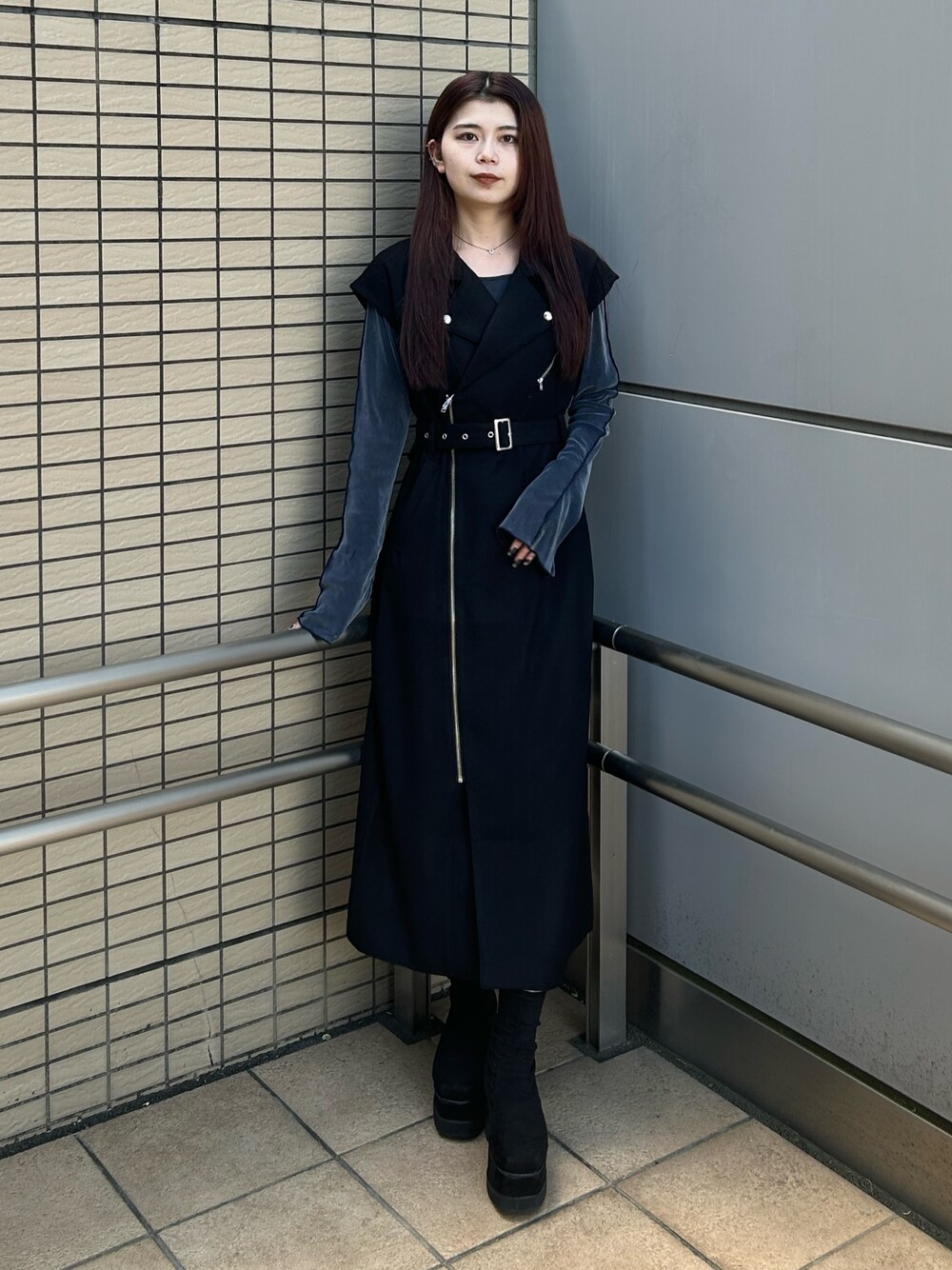 ブラック系のワンピース、ブラック系のブーツを着用したレディースの秋コーディネートの1枚目の写真