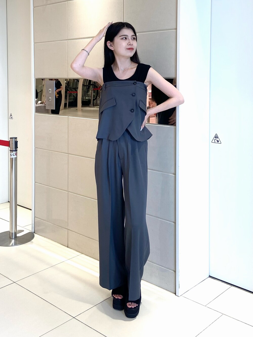 グレー系のその他パンツ、ブラック系のタンクトップを着用したレディースの夏コーディネートの1枚目の写真