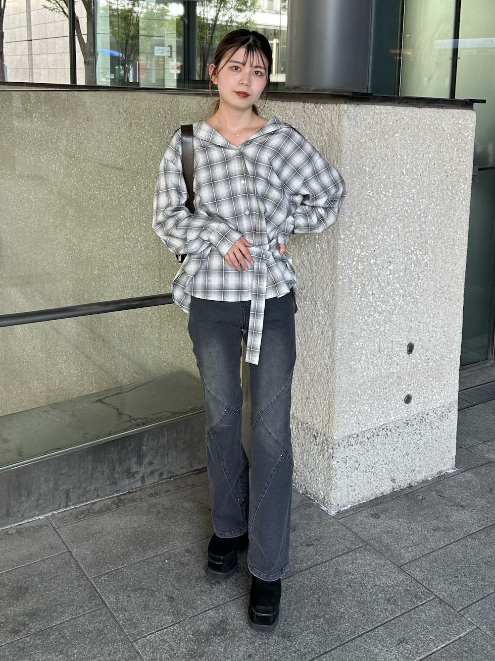ホワイト系のシャツ/ブラウス、ブラック系のデニムパンツ、ブラック系のブーツを着用したレディースの秋コーディネートの1枚目の写真