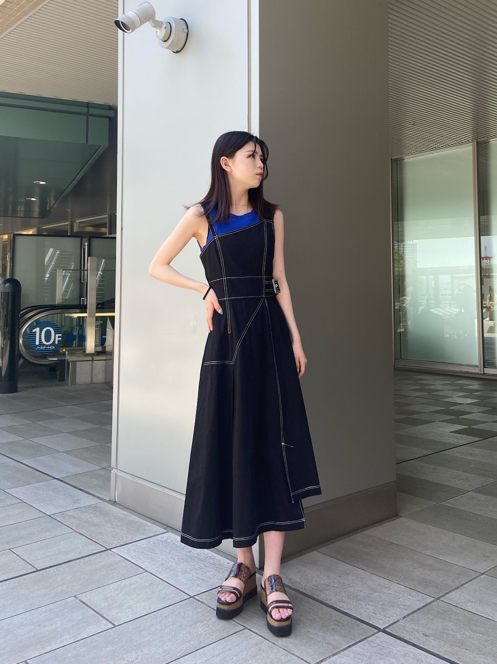 ブルー系のTシャツ/カットソー、ブラック系のワンピースを着用したレディースの夏コーディネートの1枚目の写真