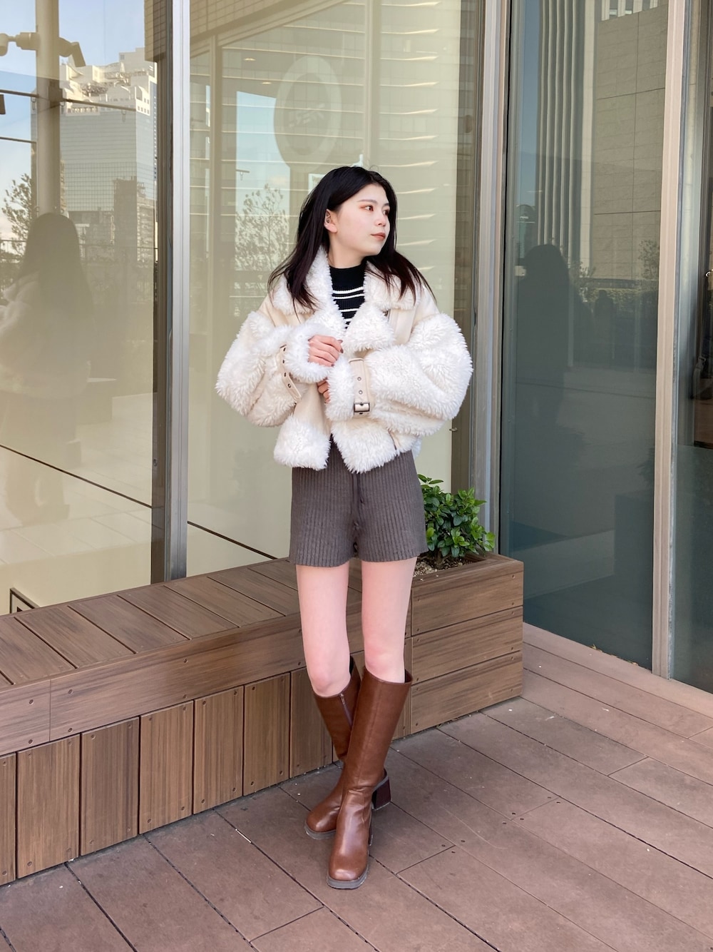 ホワイト系のムートンコート、その他のニット/セーター、グレー系のその他パンツを着用したレディースの冬コーディネートの1枚目の写真