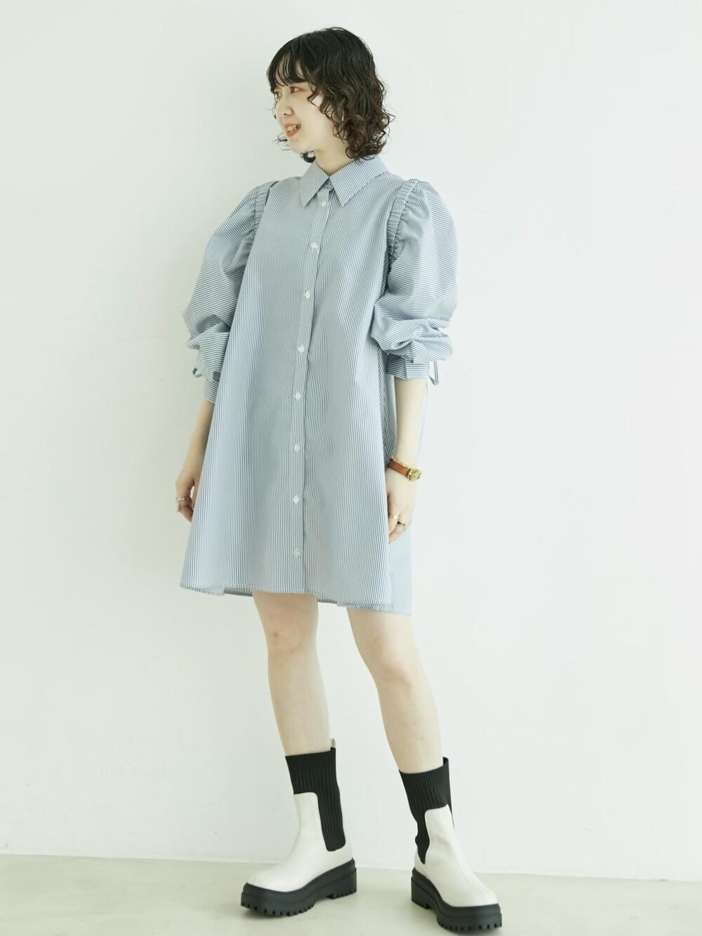 「ビス、ミニワンピース、ボレロ、カーディガン、ニットブーツ、ブーツ、159cm、ワンピース、シャツ、ストライプ、シャツワンピース、VIS、夏コーデ、大人カジュアル、チュニックワンピ」｜「Juzeのタンクソールサイドニットブーツ（ブーツ、ホワイト系）」を使った、なつきさん（レディース・159cm）の夏コーディネートの1枚目の写真