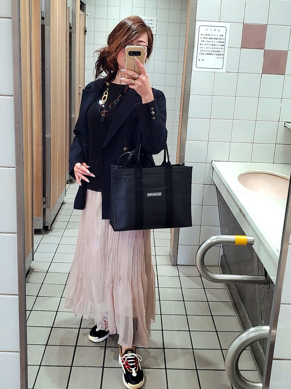 「BALENCIAGAのアイテム（トートバッグ、ブラック系）」を使った、mayumayu345さん（レディース・158cm）の春コーディネートの1枚目の写真