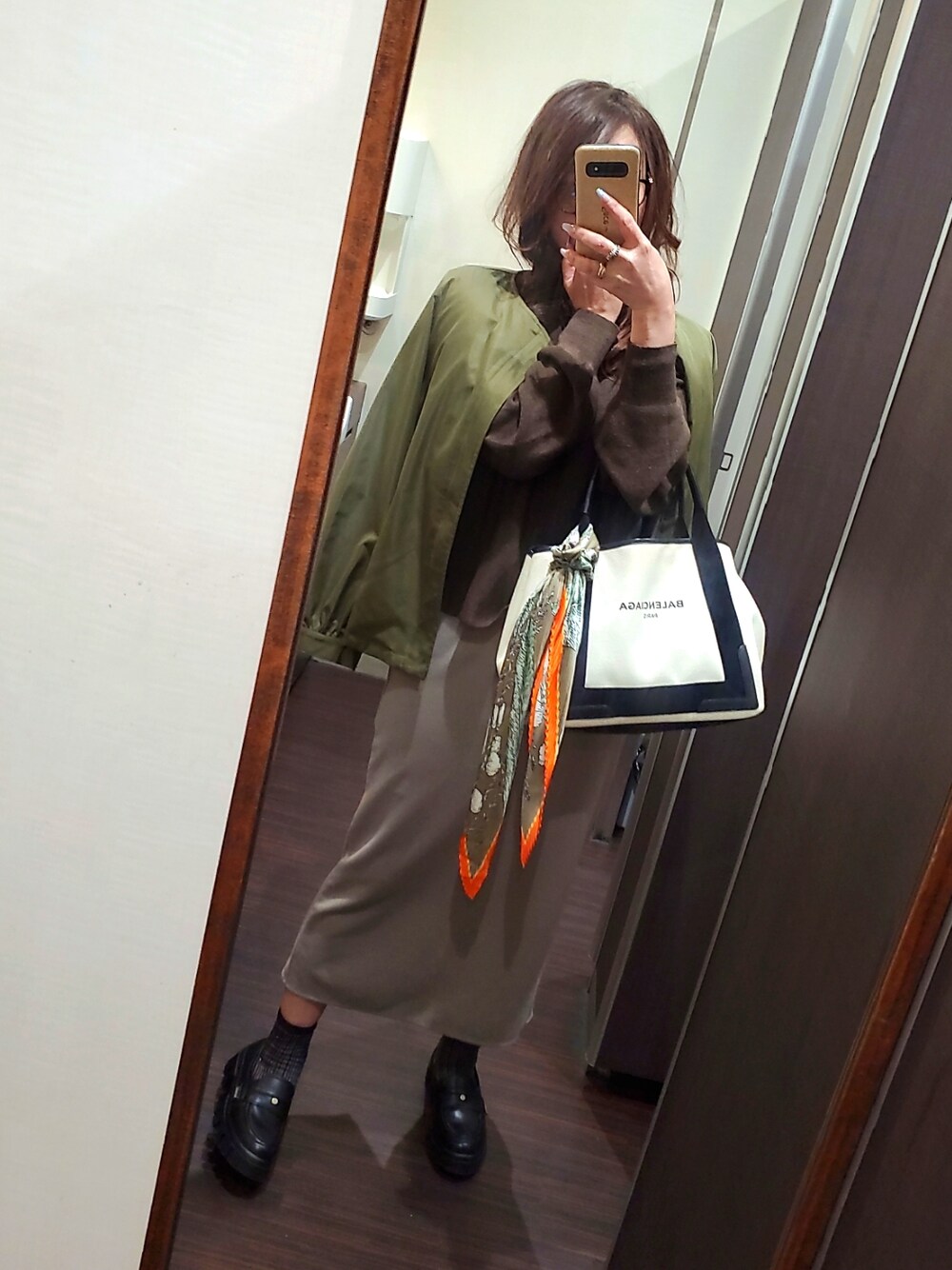 「BALENCIAGAのアイテム（トートバッグ、ホワイト系）」を使った、mayumayu345さん（レディース・158cm）の春コーディネートの1枚目の写真