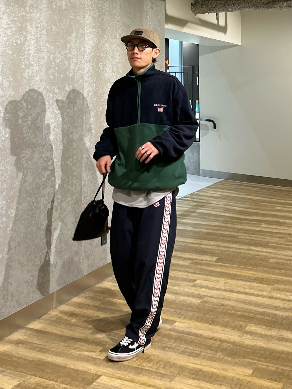 「スポーツミックス、ナイロンパンツ、フリース、レイヤードスタイル、ハーフジップ、アノラック、キャップ、スニーカーコーデ、巾着バッグ、カジュアルコーデ、休日スタイル、冬コーデ、重ね着、ラインパンツ、大人カジュアル」｜「U.S. POLO ASSN.のフリーススタンドアノラック（パーカー、ブルー系）」を使った、kaito  ideさん（メンズ・172cm）の冬コーディネートの1枚目の写真