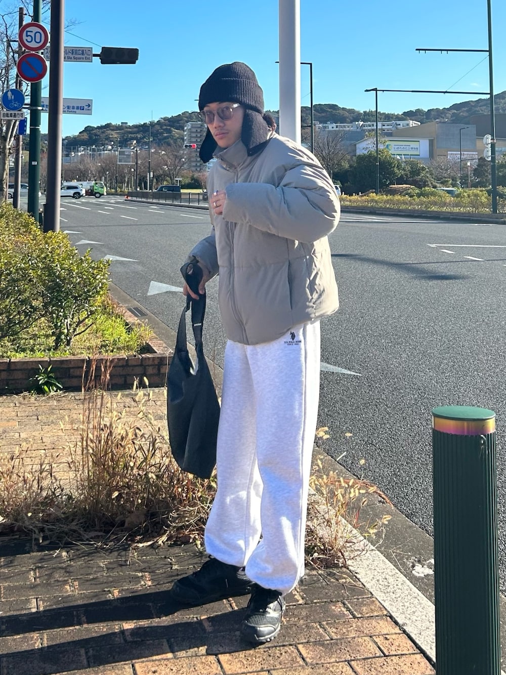 「アウター、スウェットパンツ、ラフコーデ、スニーカー、ニット帽、ブルゾン、ダウンジャケット、中綿ジャケット、ショルダーバッグ、サングラス、カジュアルコーデ、ストリート系、冬アウター、大人カジュアル、スウェット」｜「CPCMのナイロンストレッチスタンド中綿ブルゾン（ブルゾン、ベージュ系）」を使った、kaito  ideさん（メンズ・172cm）の冬コーディネートの1枚目の写真
