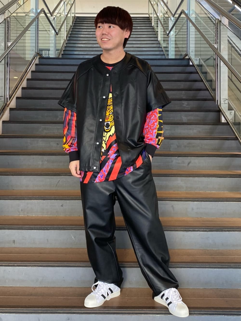 大人気★adidas ADILENIUM シーズン 3長袖グラフィックTシャツ adidas｜【公式】アディダス adidas Adilenium シーズン 3長袖