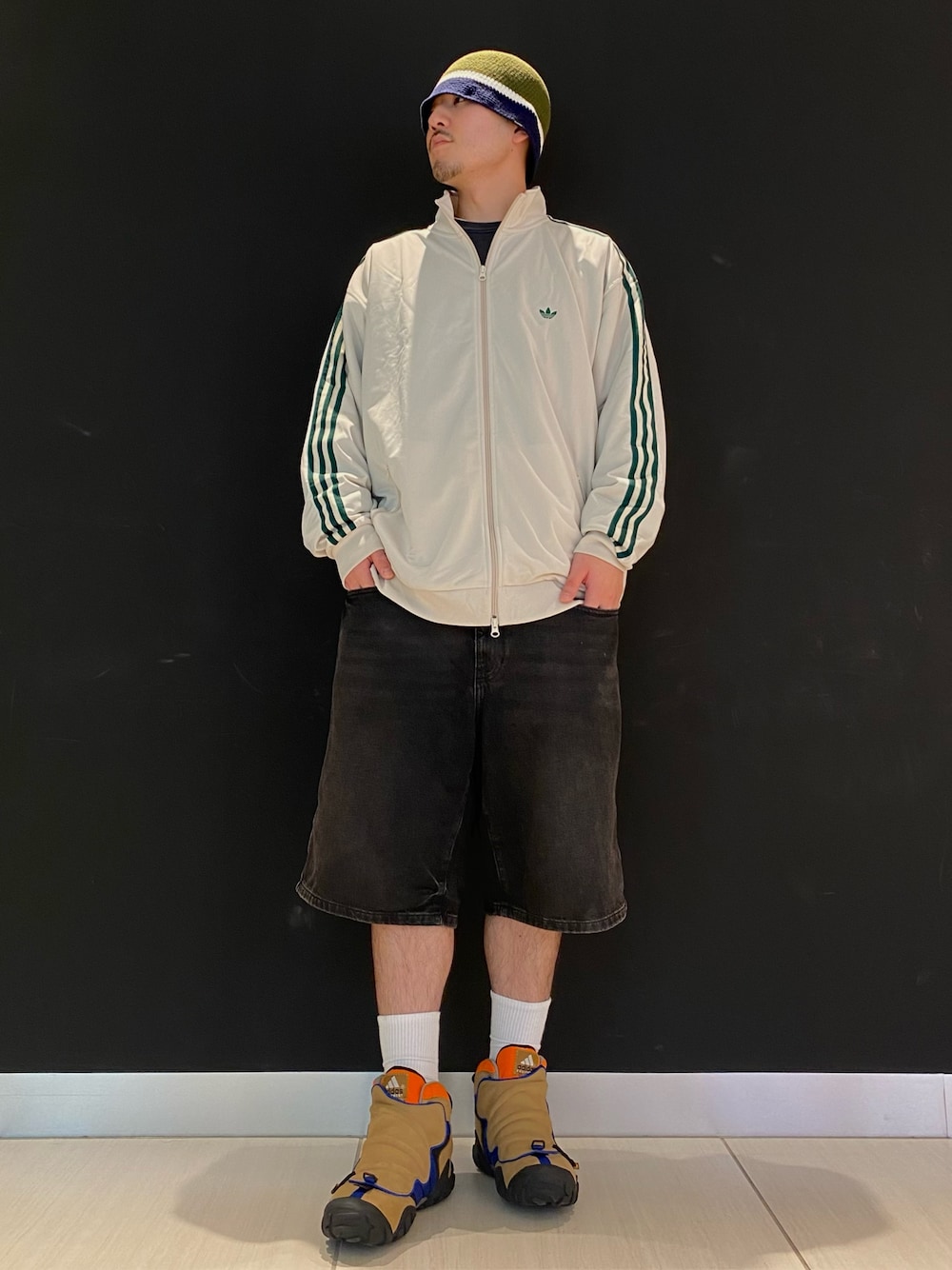「スニーカー、adidas、ジャージ、アディダス、adidas originals、トラックジャケット、アディダスオリジナルス、ベッケンバウアー、ラッドランダー、RADLANDER」｜「adidasのRADLANDER EQT（シューズ、ブラウン系）」を使った、MSさん（メンズ・183cm）の秋コーディネートの1枚目の写真
