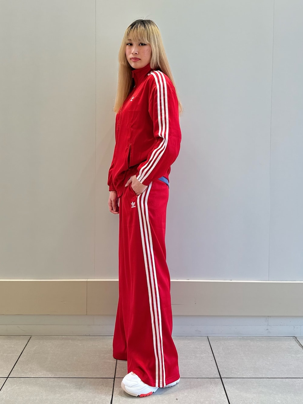 「セットアップ、adidas、ジャージ、アディダス、厚底シューズ、トラックパンツ、adidas originals、トラックジャケット、アディカラー、オズガイア」｜「adidasのルーズ サテン トラックトップ / アディダスオリジナルス adidas Originals（ジャージ、レッド系）」を使った、SSさん（レディース・171cm）の冬コーディネートの1枚目の写真