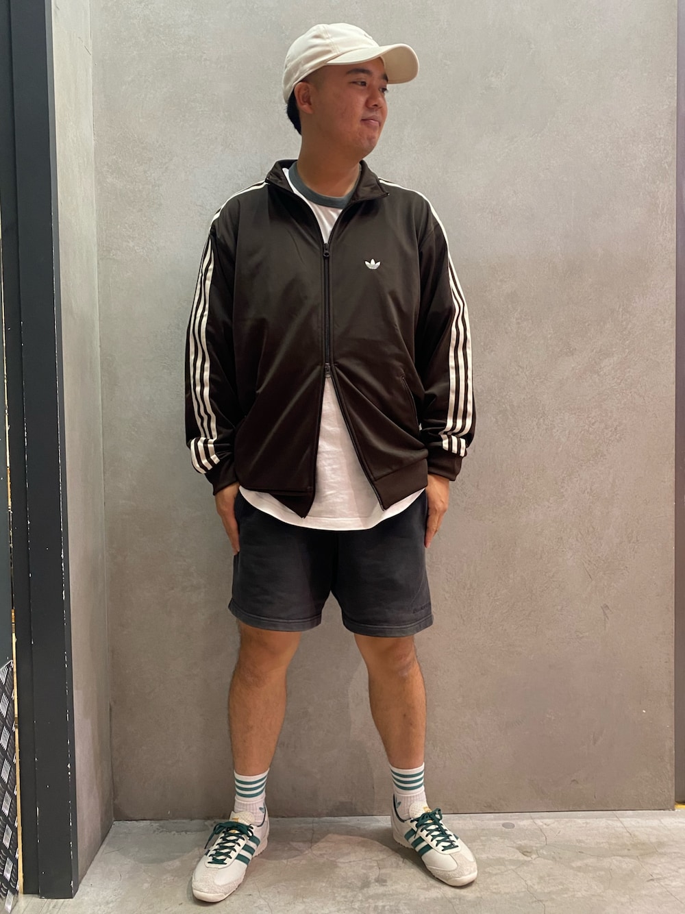 「スニーカー、adidas、ジャージ、アディダス、adidas originals、トラックジャケット、アディダスオリジナルス、ベッケンバウアー、SL 72」｜「adidasのSL 72 OG / アディダスオリジナルス adidas Originals（スニーカー、ホワイト系）」を使った、yuさん（メンズ・170cm）の秋コーディネートの1枚目の写真