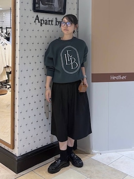 「A part by（アパートバイ）の【LA FINE BOUCHEコラボ】ロゴショートスウェット（スウェット、グリーン系）」を使った、eriaさん（レディース・151cm）の秋コーディネート